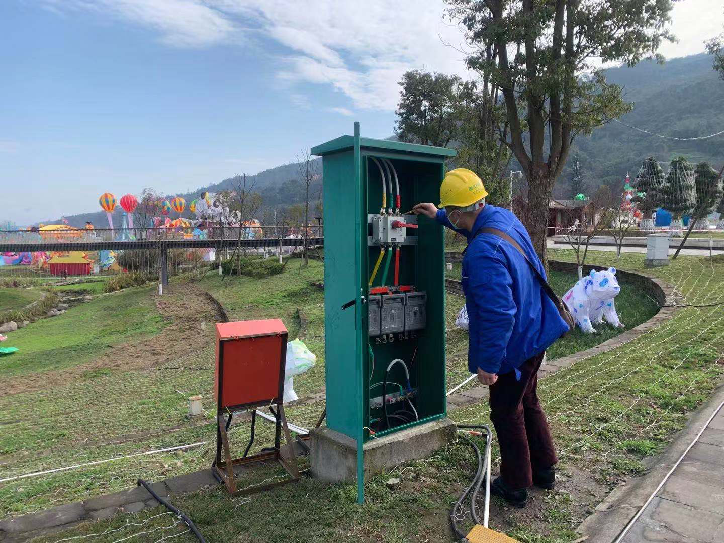 文旅集團(tuán)會(huì)同電力公司對(duì)燈組供電安全隱患進(jìn)行排查